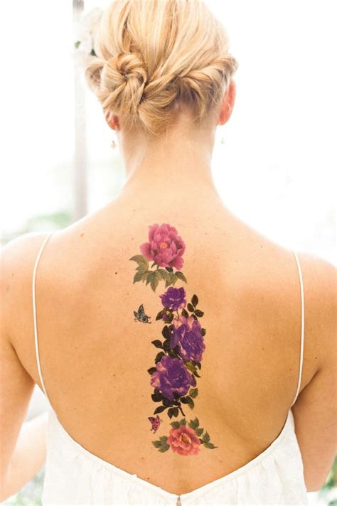 Tatuagens femininas nas costas